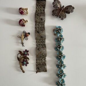 A group of vintage jewelry, consisting of 17 pieces